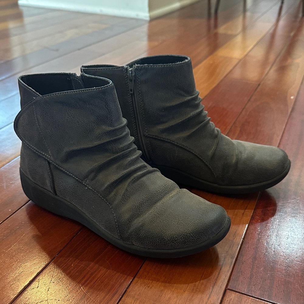 Cloudsteppers by Clarks Black/Dark Grey Ruched Zip Ankle Booties